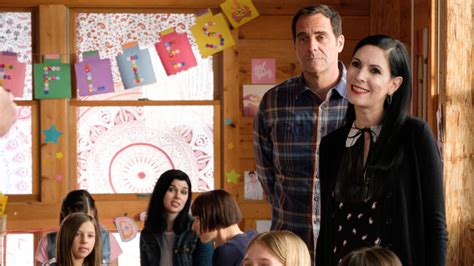 Watch Odd Mom Out Season 3 Streaming Online .